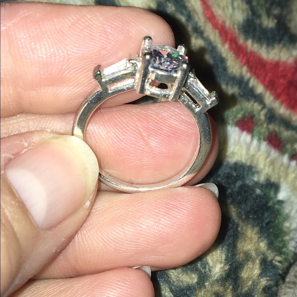 Engagement Ring 👰🏼 ❤️ - Picture 3 of 3